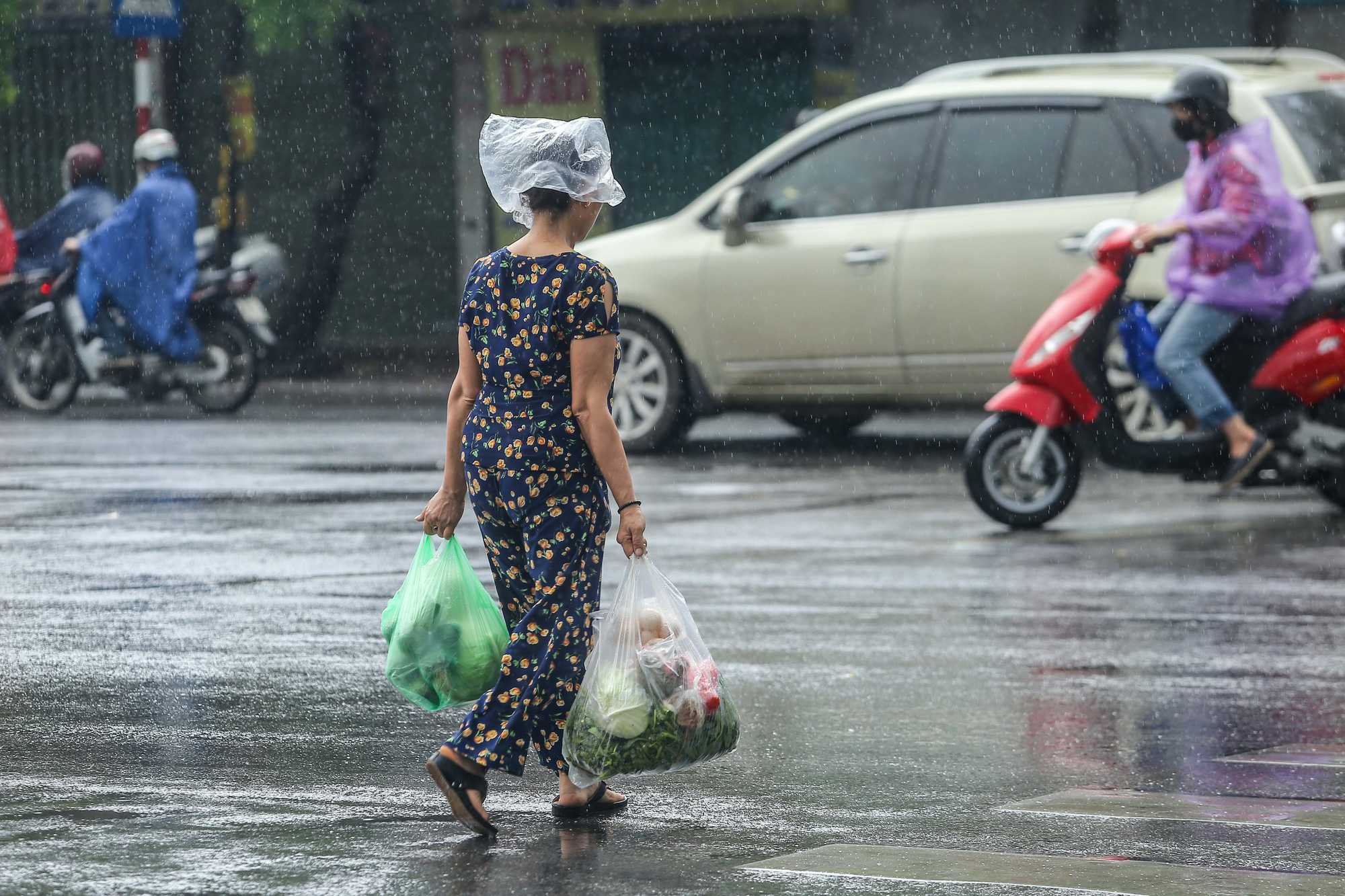 Người dân túm tụm dưới chân cầu vượt trong trận mưa vàng - Ảnh 9.