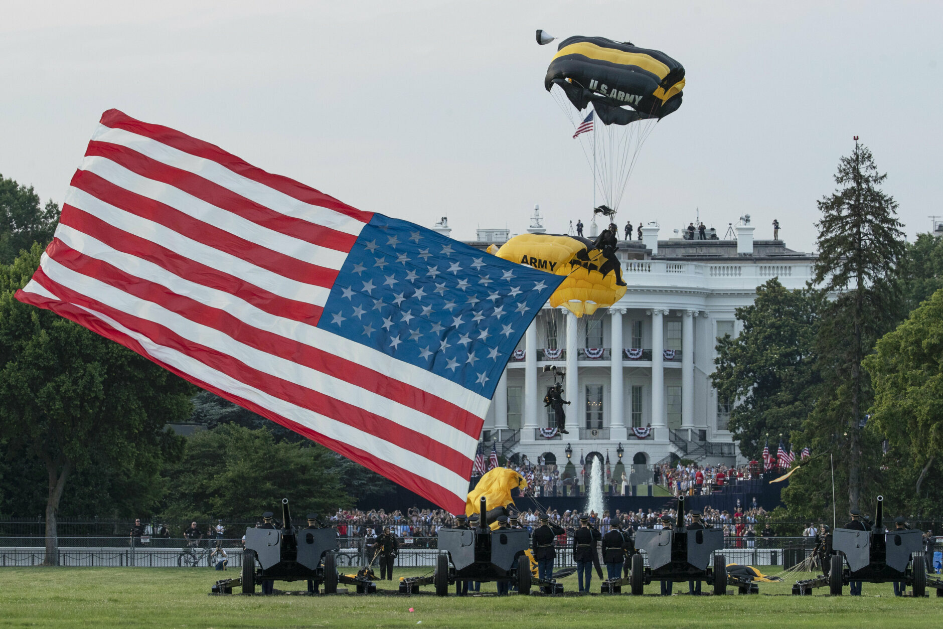 Mừng Quốc khánh giữa đại dịch, Tổng thống Trump tuyên chiến với kẻ thù bên trong - Ảnh 7.