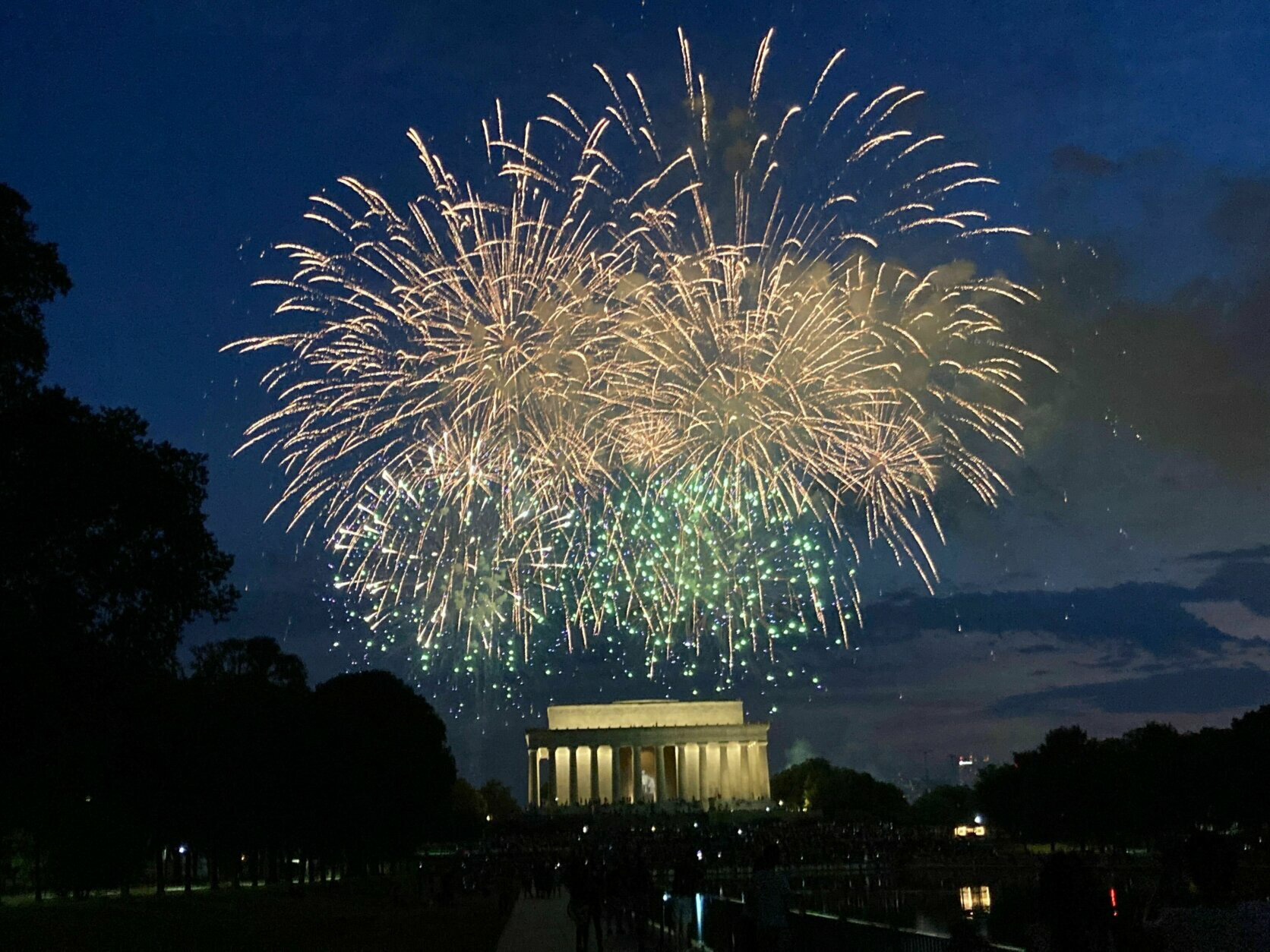 Mừng Quốc khánh giữa đại dịch, Tổng thống Trump tuyên chiến với kẻ thù bên trong - Ảnh 10.