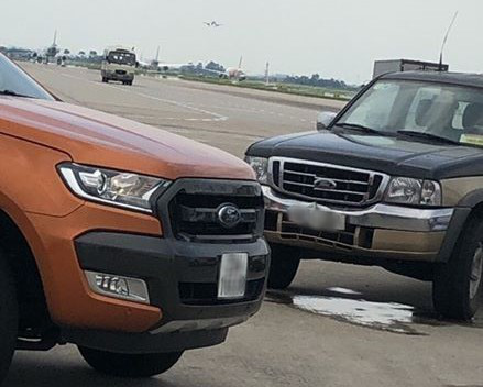 Trước khi tông nữ nhân viên tử vong trong sân bay Nội Bài, xe bán tải đã vượt xe cùng chiều - Ảnh 1.