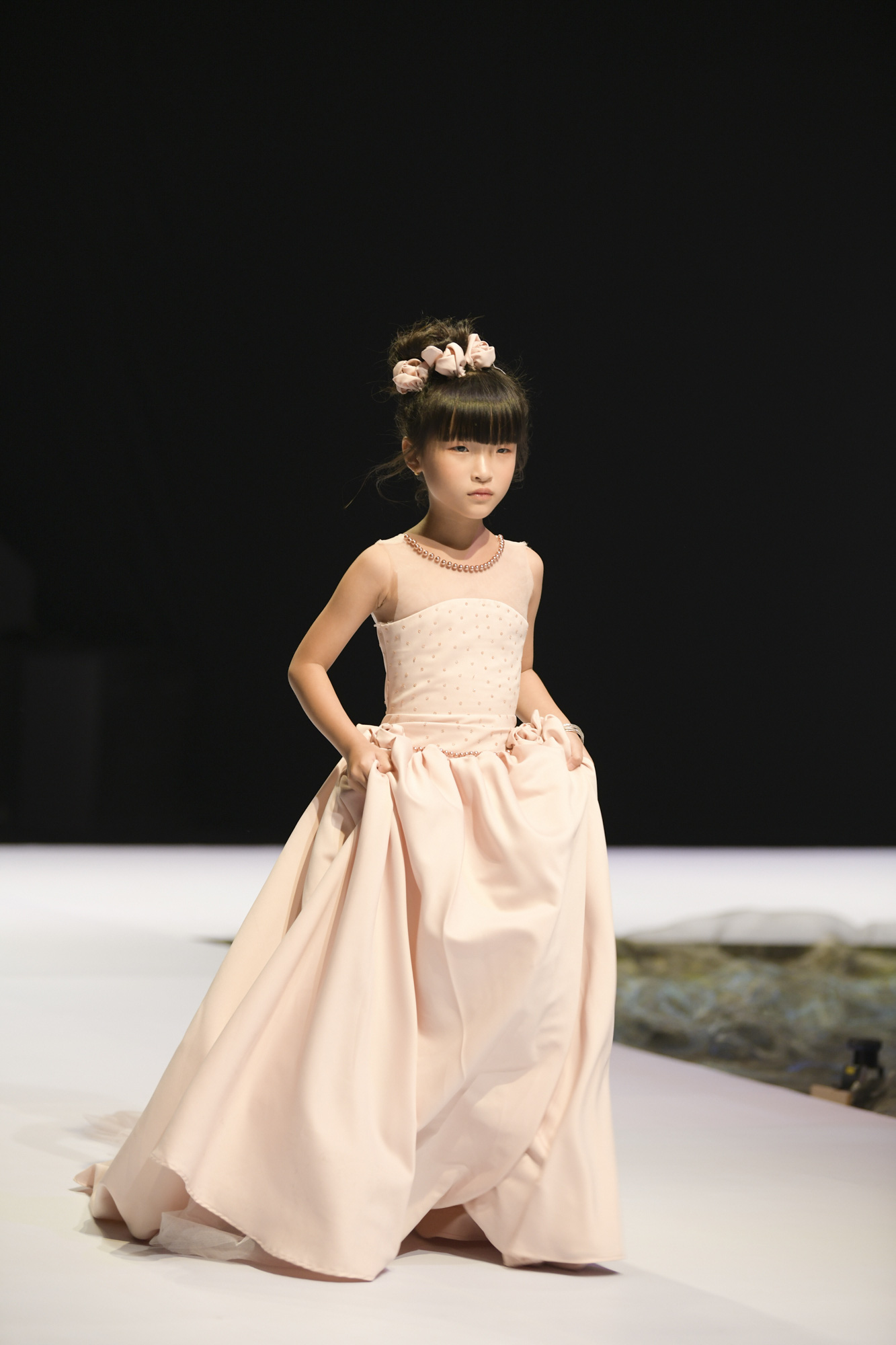 Gia đình siêu mẫu Xuân Lan nổi bật ở Tuần lễ thời trang trẻ em Việt Nam - Ảnh 7.