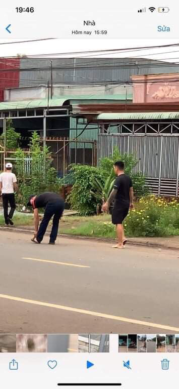 Hai băng nhóm đi ô tô cầm mã tấu đâm chém loạn xạ ở Đồng Nai - Ảnh 3.