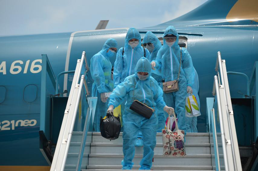 Hơn 200 hành khách mắc kẹt ở Đà Nẵng về Hà Nội được đưa đi cách ly tập trung - Ảnh 5.