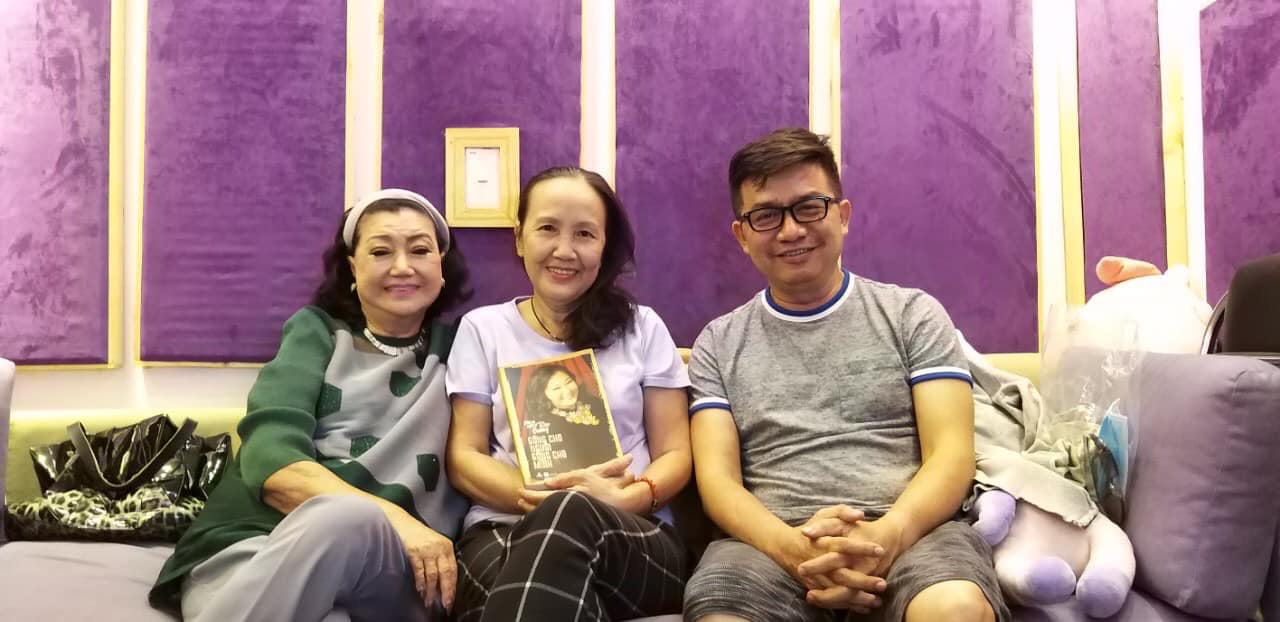 Kỳ nữ Kim Cương trốn dịch trong phòng thu âm, ghi lại hồi ký đời mình - Ảnh 1. Kỳ nữ Kim Cương trốn dịch trong phòng thu âm, ghi lại hồi ký đời mình - Ảnh 1.