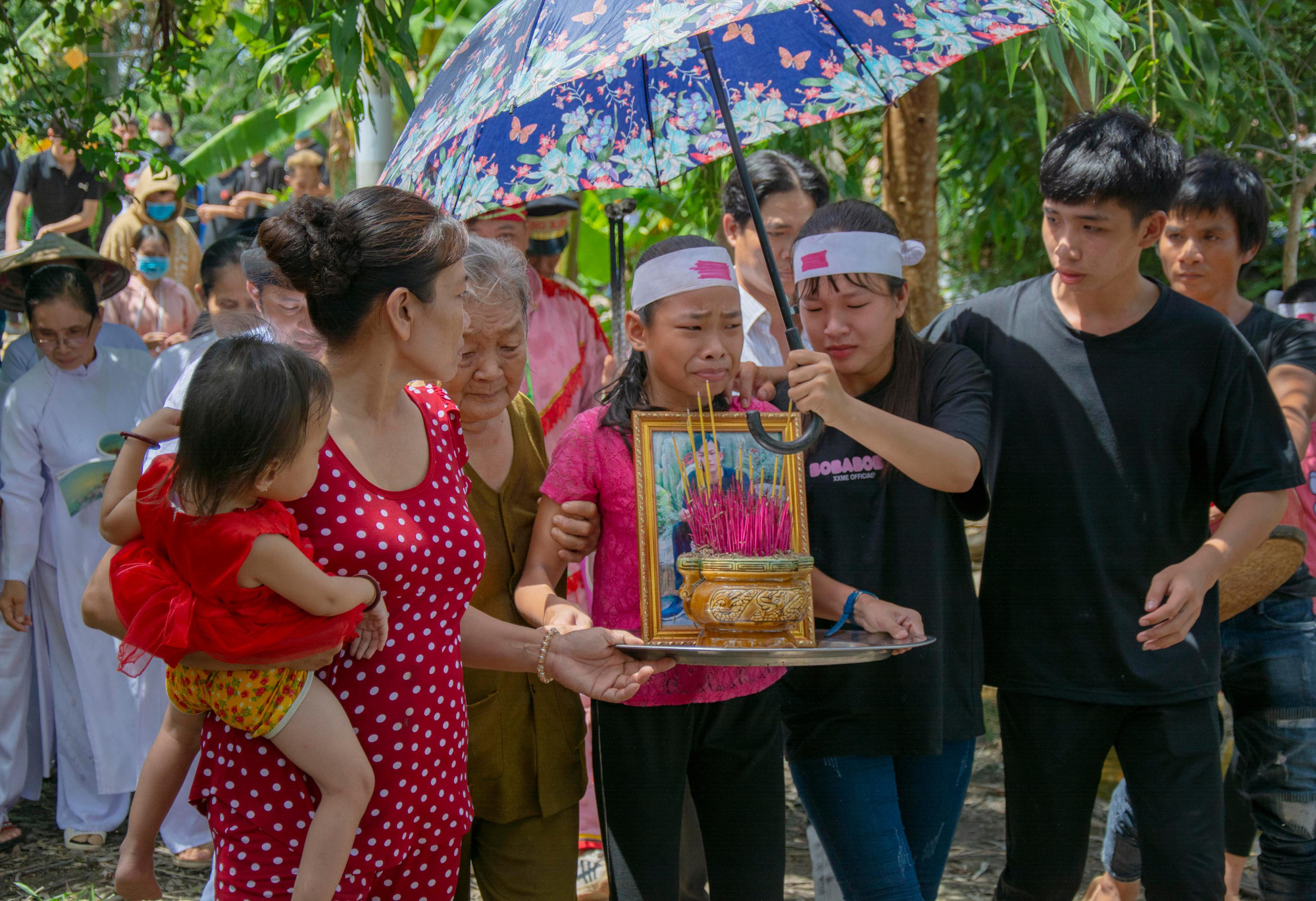 Những giọt nước mắt tiếc thương tiễn nam sinh về nơi an nghỉ cuối cùng - Ảnh 1.