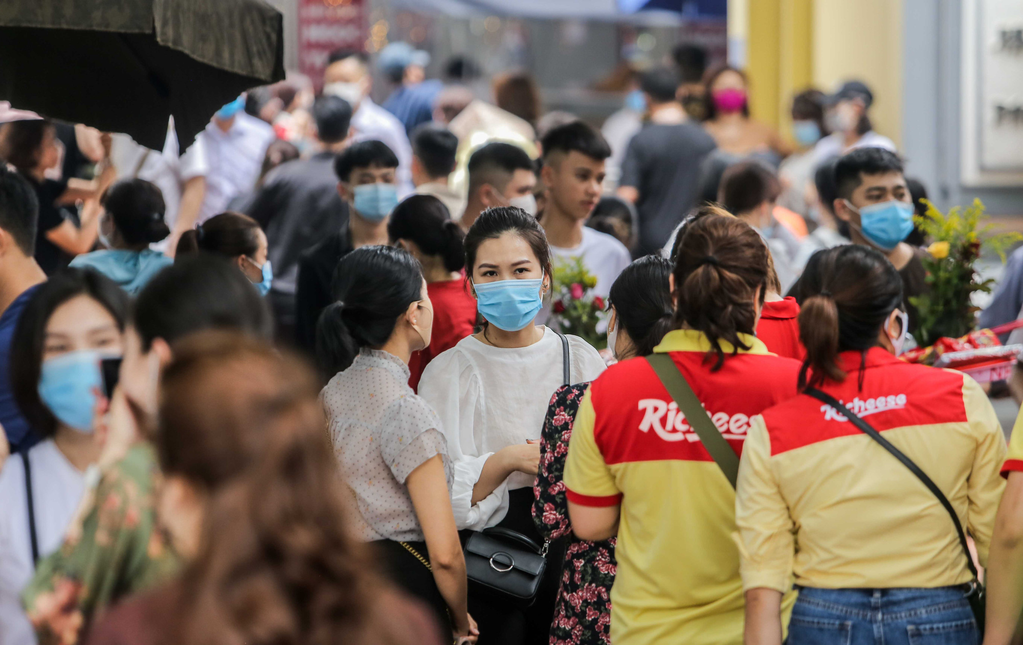 Người dân Hà Nội đổ xô tới phủ Tây Hồ bất chấp lệnh cấm tụ tập - Ảnh 4.