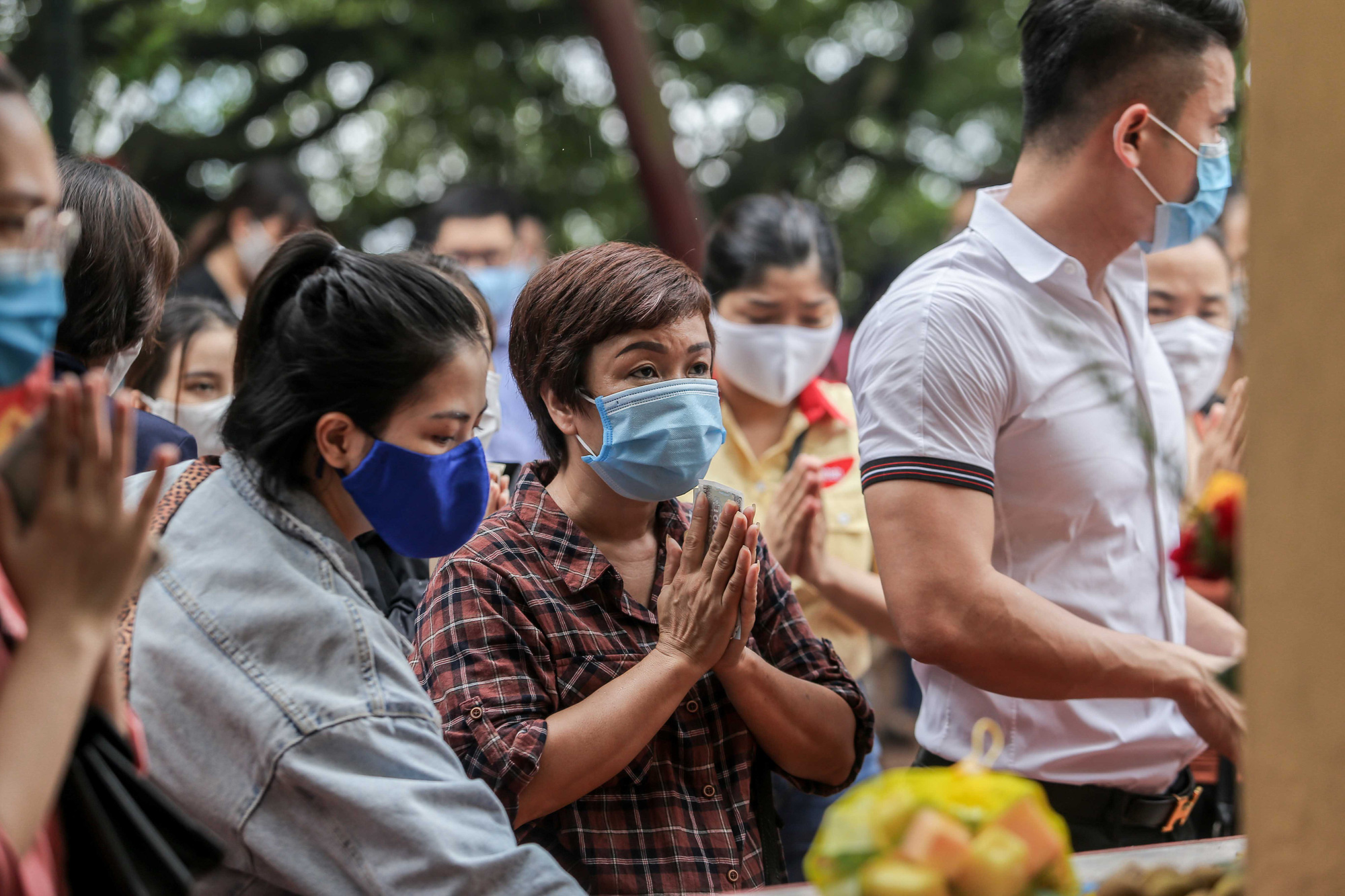 Người dân Hà Nội đổ xô tới phủ Tây Hồ bất chấp lệnh cấm tụ tập - Ảnh 9.