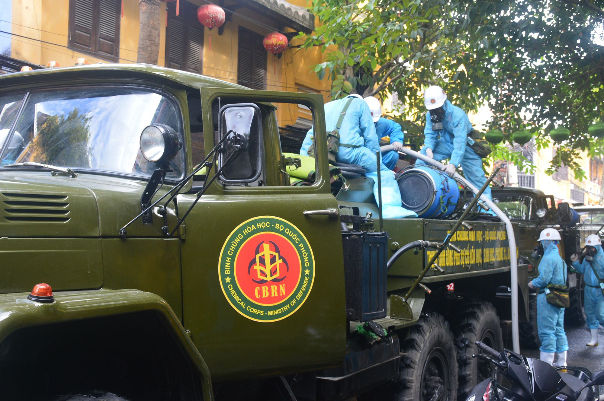 Quân đội phun hóa chất khử khuẩn Hội An và 4 huyện thị ở Quảng Nam - Ảnh 3.