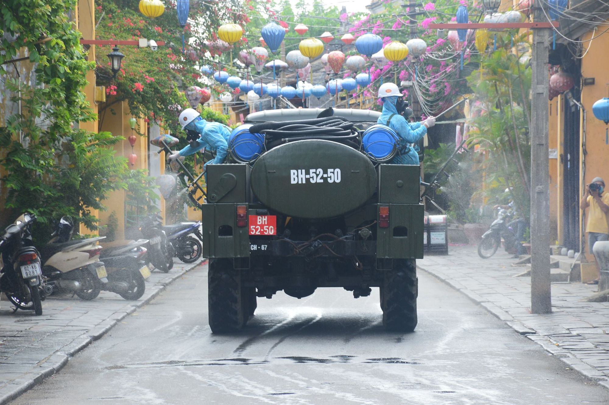Quân đội phun hóa chất khử khuẩn Hội An và 4 huyện thị ở Quảng Nam - Ảnh 5.