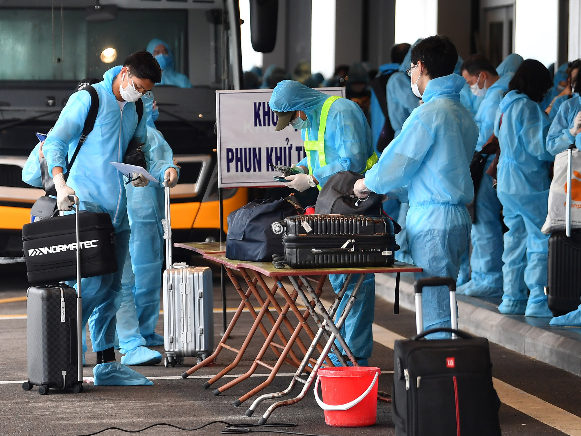 Hình ảnh Đoàn Văn Hậu về nước trên chuyến bay từ Pháp - Ảnh 1.