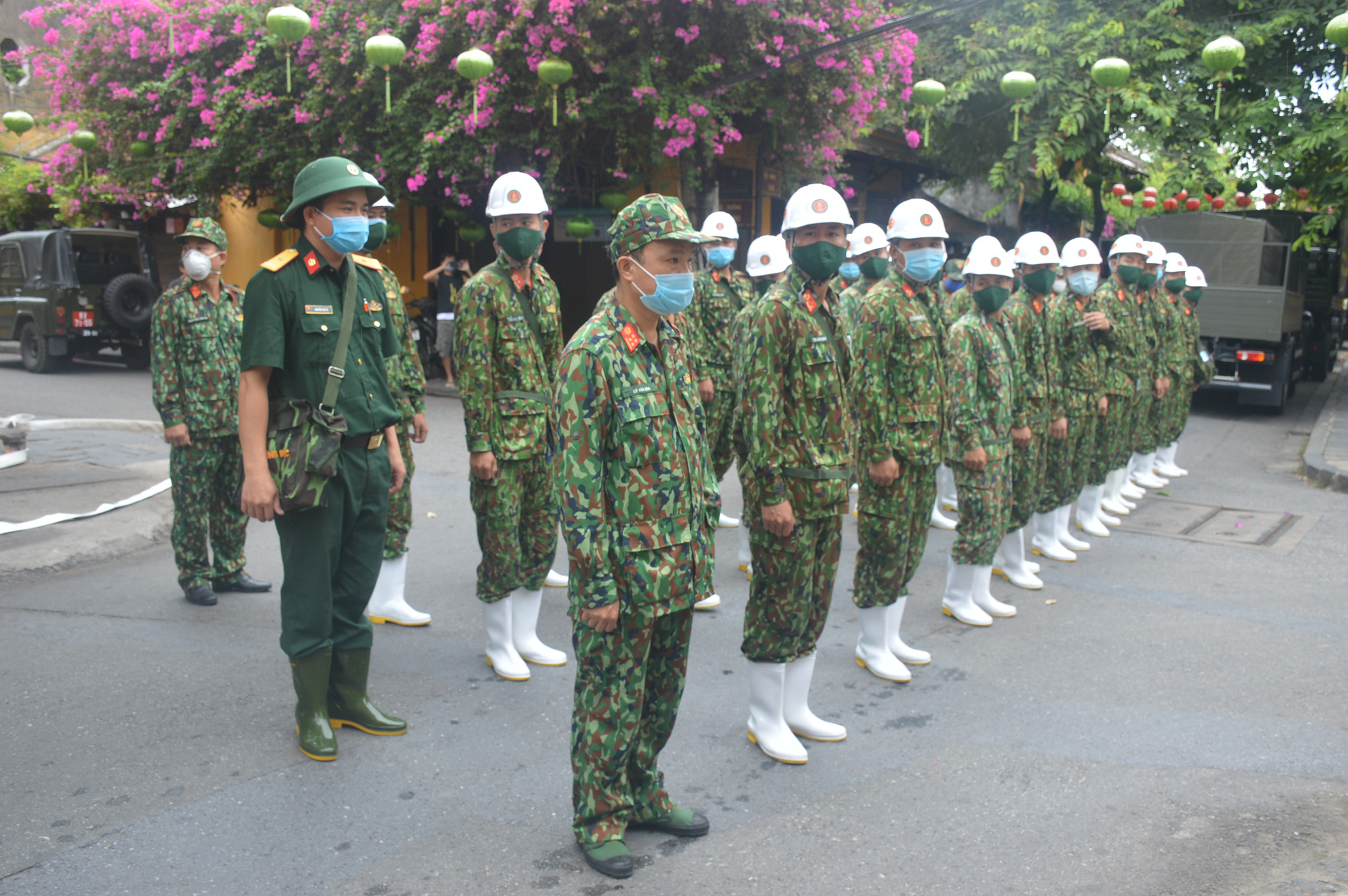 Quân đội phun hóa chất khử khuẩn Hội An và 4 huyện thị ở Quảng Nam - Ảnh 1.