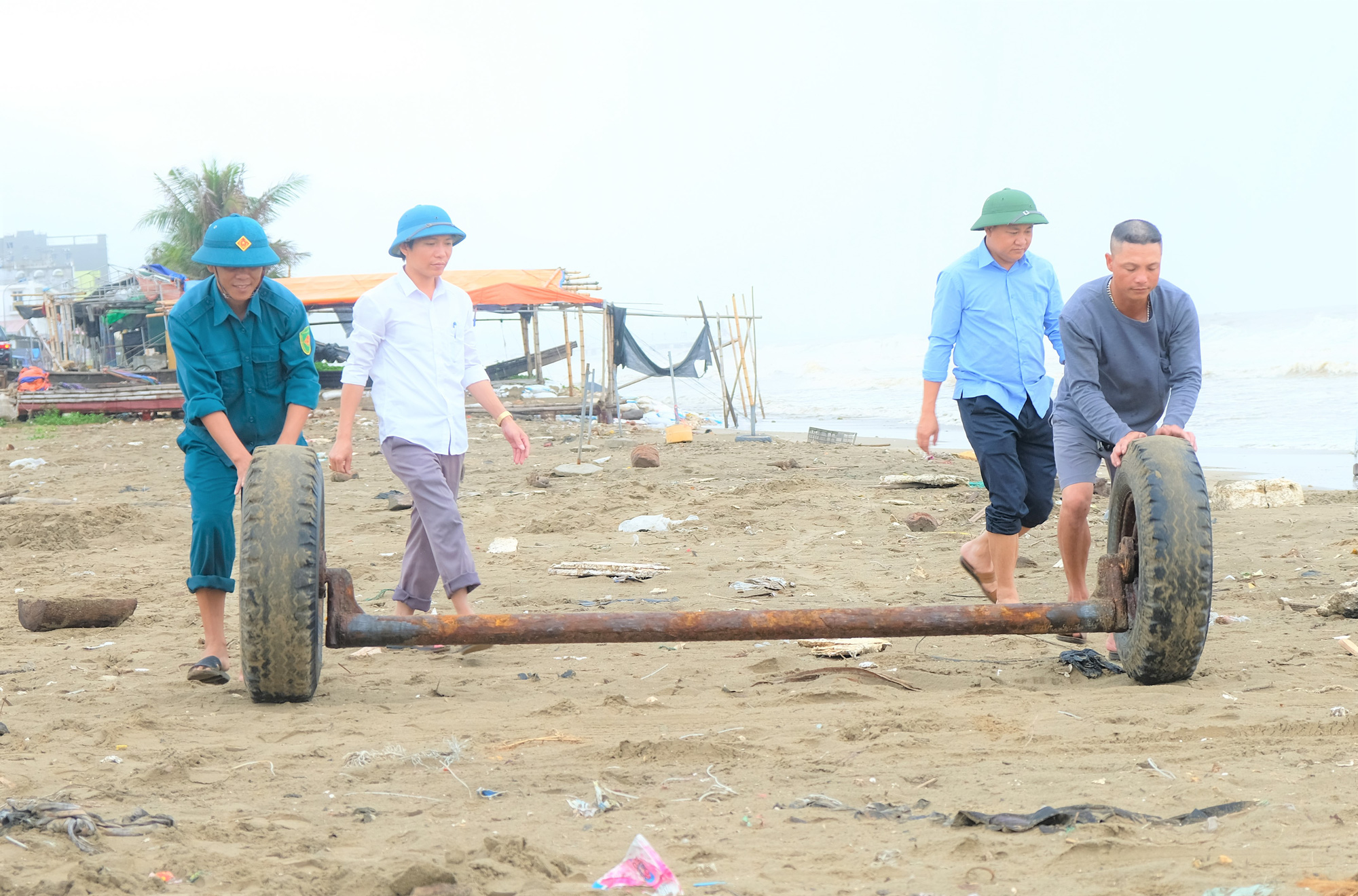 Ngư dân Thanh Hóa hối hả đưa tàu, bè vào bờ trước giờ bão số 2 đổ bộ - Ảnh 7.