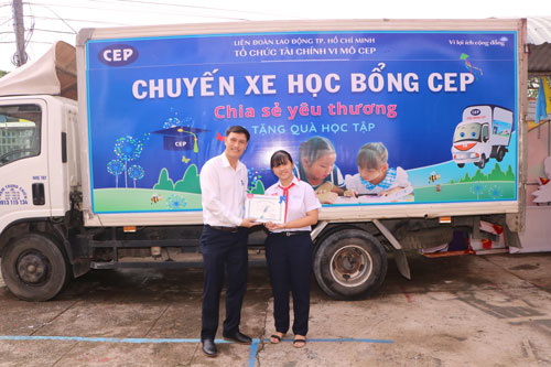 Bình Dương:  CEP tiếp sức con công nhân khó khăn đến trường - Ảnh 1.