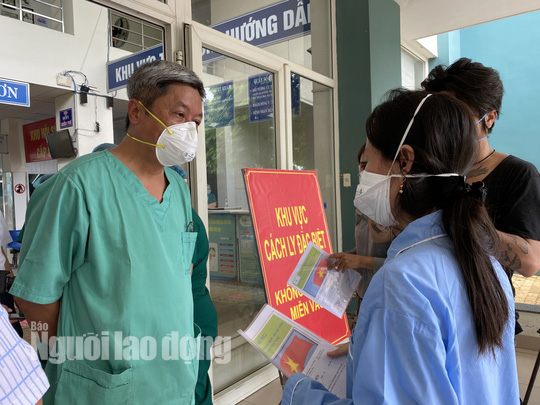 Thứ trưởng Bộ Y tế Nguyễn Trường Sơn rời Đà Nẵng sau 3 tuần thường trực ở tâm dịch - Ảnh 1.