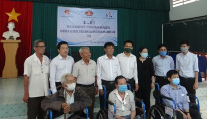 Quỹ Lawrence S. Ting trao tặng 230 chiếc xe lăn, xe lắc tình thương cho người khuyết tật - Ảnh 2.