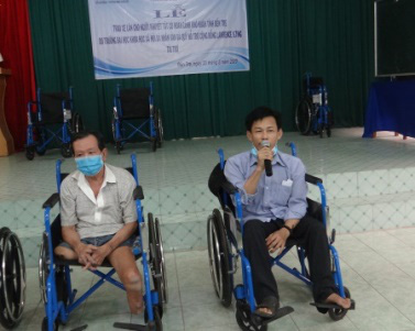 Quỹ Lawrence S. Ting trao tặng 230 chiếc xe lăn, xe lắc tình thương cho người khuyết tật - Ảnh 3.
