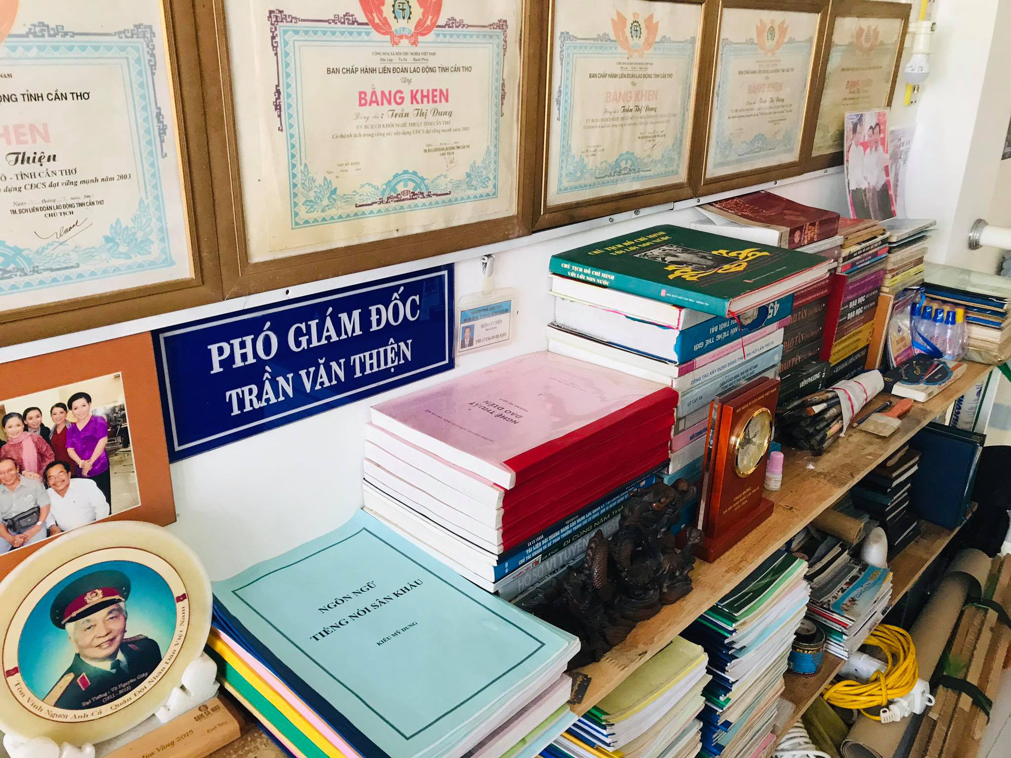 ຫາຍສາບສູນໃນອຸບັດຕິເຫດ, ນັກສິລະປິນ Kieu My Dung ສະແດງຮູບພາບວິລະຊົນໃນອະດີດ - ພາບທີ 7. Mất một chân vì tai nạn, nghệ sĩ Kiều Mỹ Dung triển lãm ảnh Quá khứ kiêu hùng - Ảnh 7.