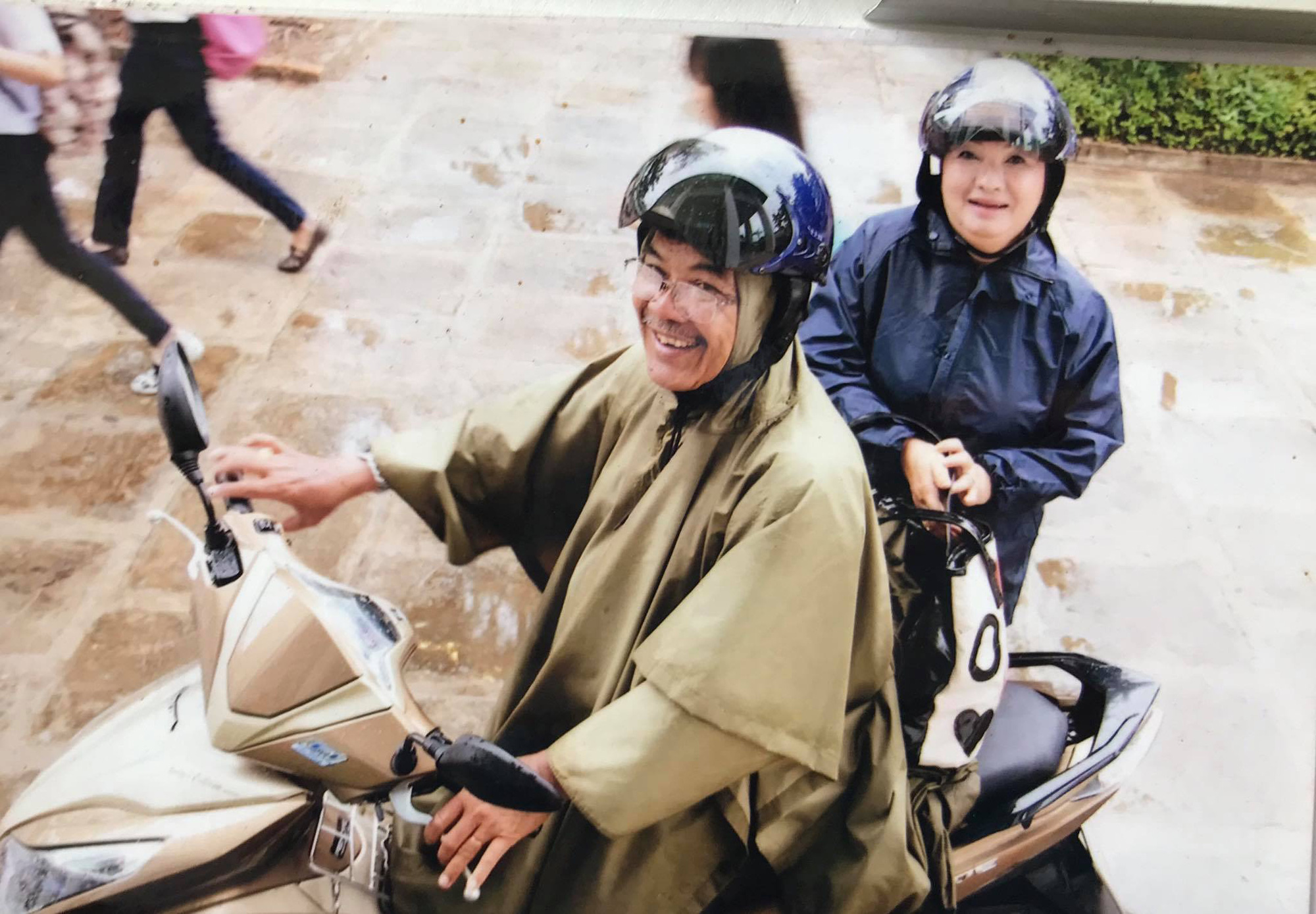 ຫາຍສາບສູນໃນອຸບັດຕິເຫດ, ນັກສິລະປິນ Kieu My Dung ສະແດງຮູບພາບວິລະຊົນໃນອະດີດ - ຮູບທີ 14. Mất một chân vì tai nạn, nghệ sĩ Kiều Mỹ Dung triển lãm ảnh Quá khứ kiêu hùng - Ảnh 14.