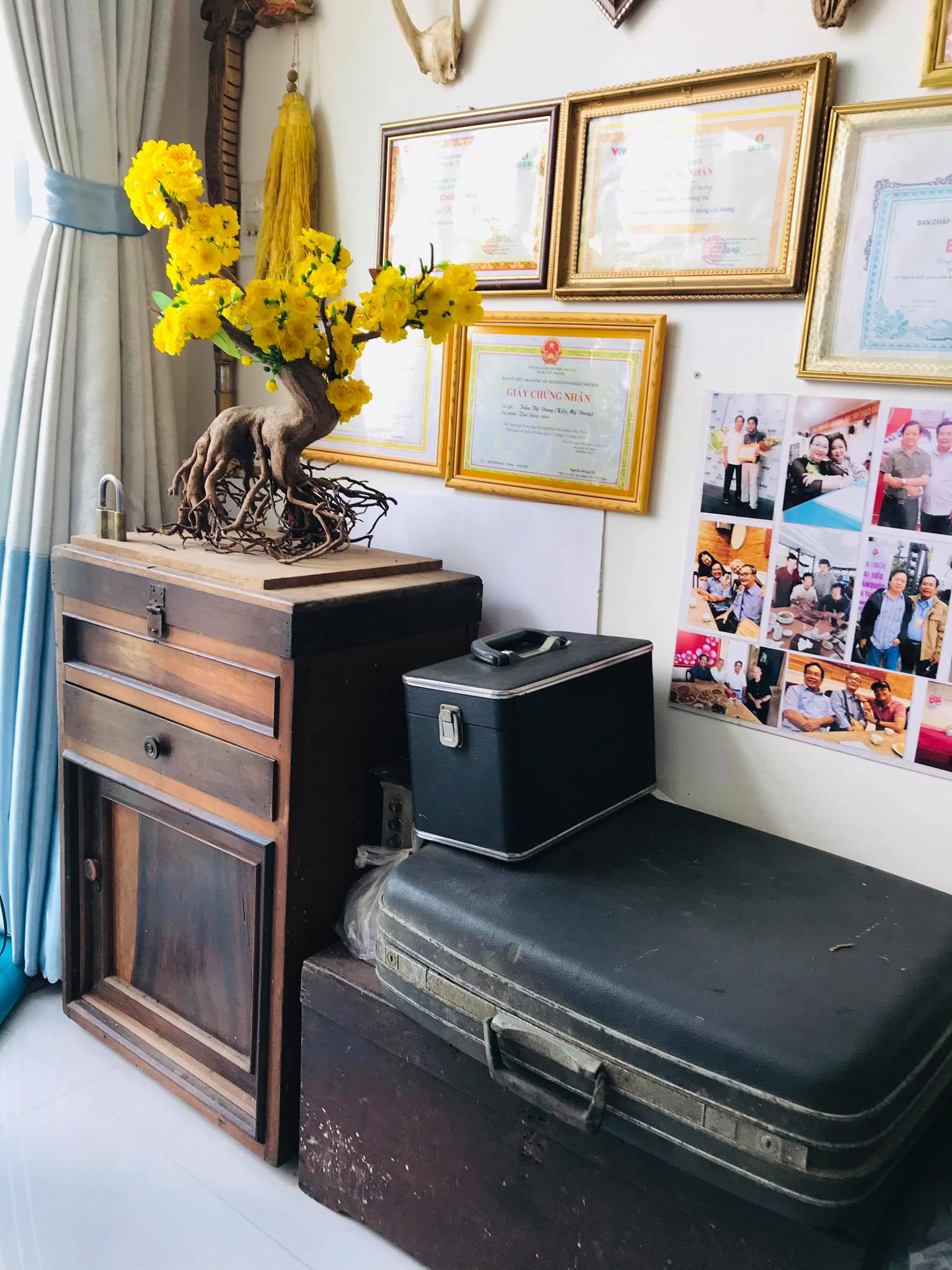 ຫາຍສາບສູນໃນອຸບັດຕິເຫດ, ນັກສິລະປິນ Kieu My Dung ສະແດງຮູບພາບວິລະຊົນໃນອະດີດ - ຮູບທີ 17. Mất một chân vì tai nạn, nghệ sĩ Kiều Mỹ Dung triển lãm ảnh Quá khứ kiêu hùng - Ảnh 17.