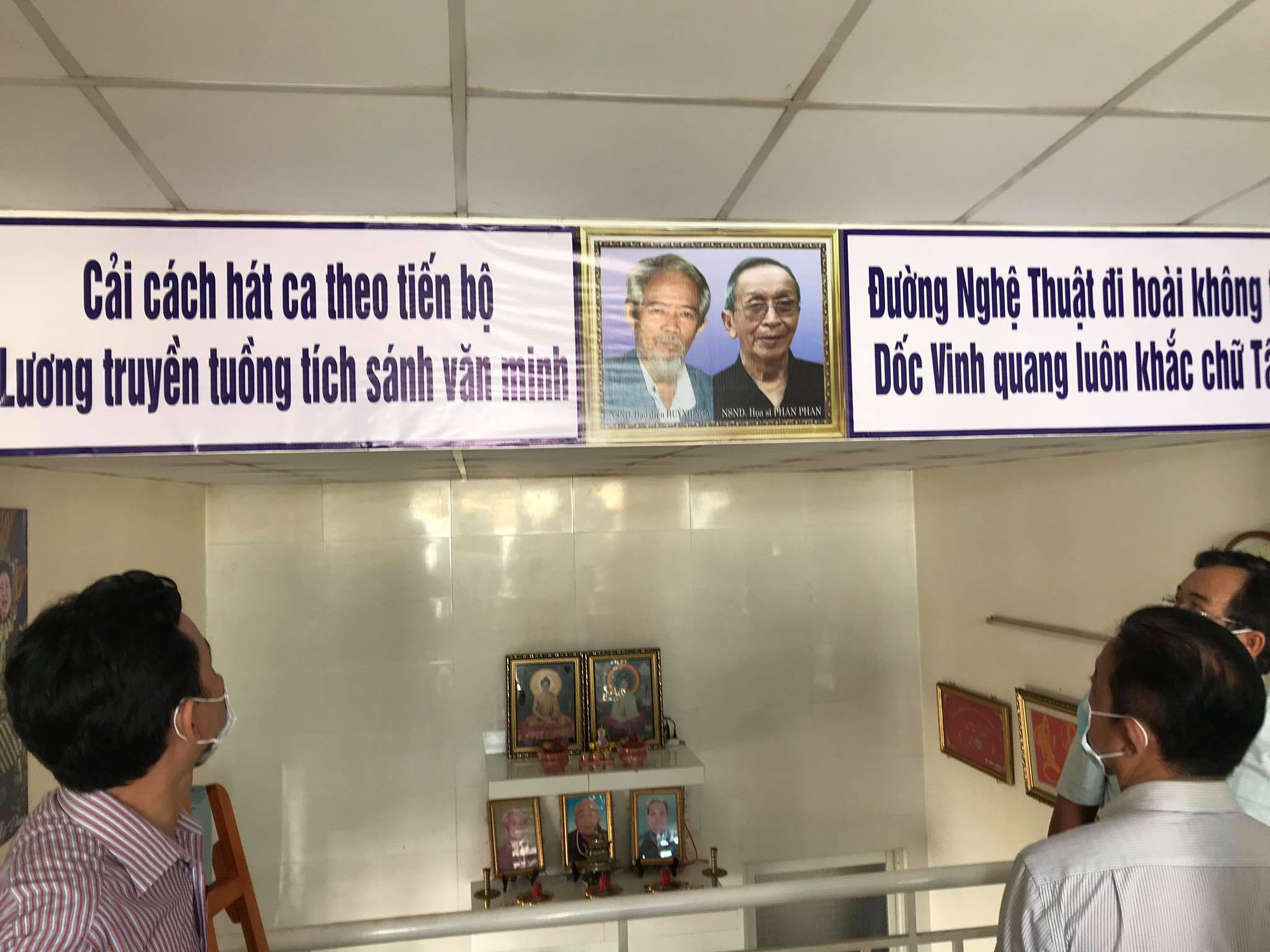 ຫາຍສາບສູນໃນອຸບັດຕິເຫດ, ນັກສິລະປິນ Kieu My Dung ສະແດງຮູບພາບວິລະຊົນໃນອະດີດ - ພາບທີ 2. Mất một chân vì tai nạn, nghệ sĩ Kiều Mỹ Dung triển lãm ảnh Quá khứ kiêu hùng - Ảnh 2.