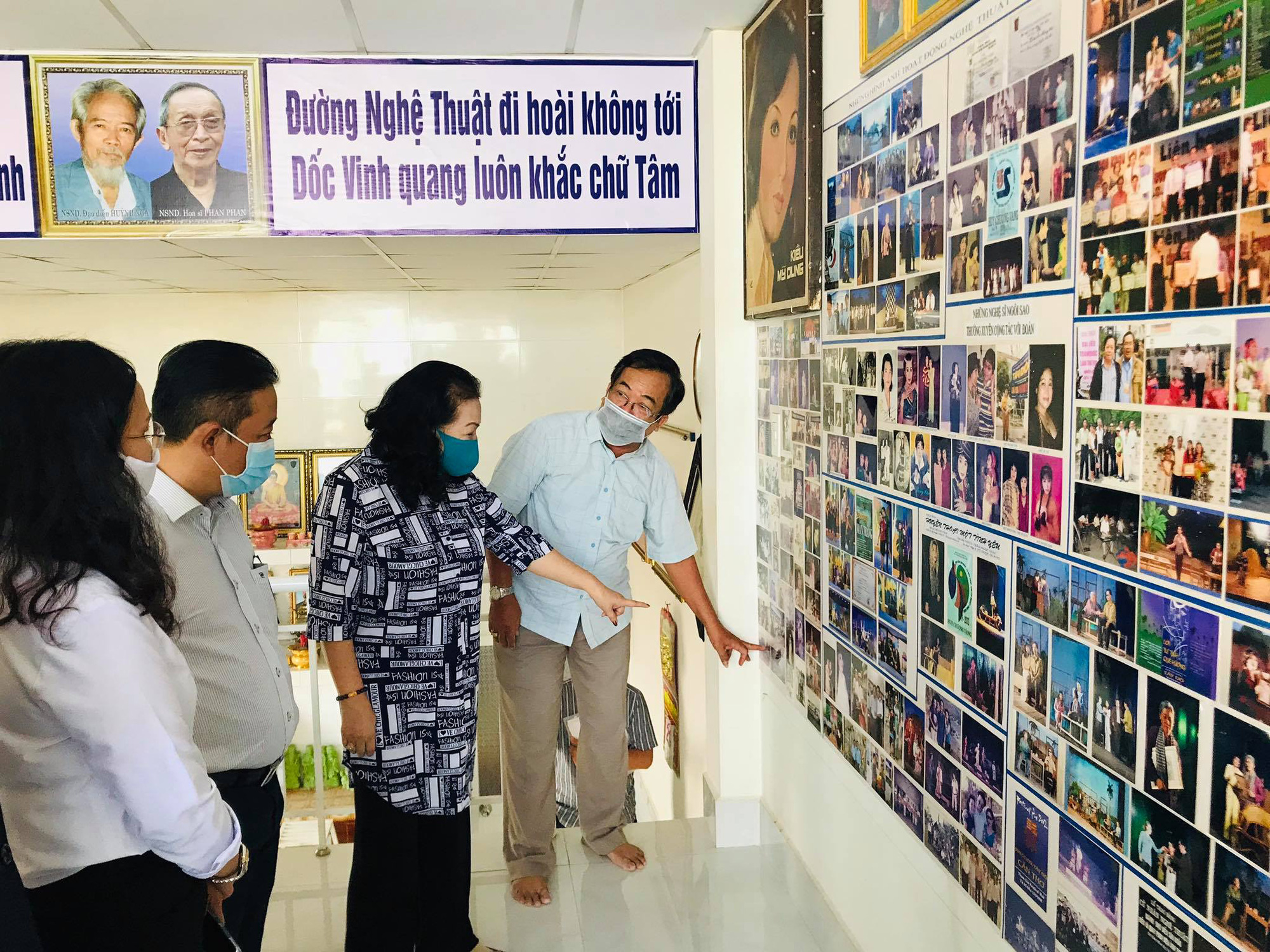 ຫາຍສາບສູນໃນອຸບັດຕິເຫດ, ນັກສິລະປິນ Kieu My Dung ສະແດງຮູບພາບວິລະຊົນໃນອະດີດ - ພາບທີ 3. Mất một chân vì tai nạn, nghệ sĩ Kiều Mỹ Dung triển lãm ảnh Quá khứ kiêu hùng - Ảnh 3.