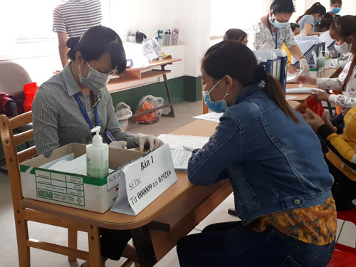 Công ty TNHH Pou Yuen Việt Nam trả sổ BHXH cho công nhân - Ảnh 1.