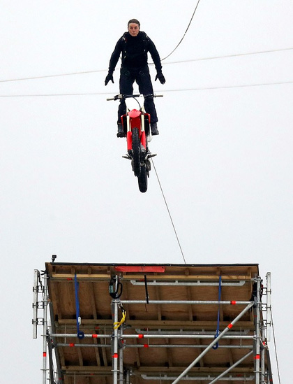 Tom Cruise nhảy khỏi motor ở độ cao 150 m - Ảnh 1.