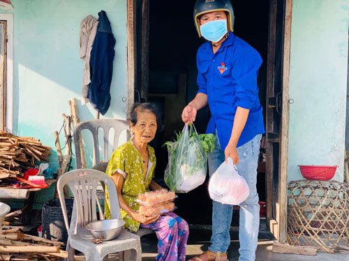 VÌ TUYẾN ĐẦU CHỐNG DỊCH: Người bình thường làm điều phi thường - Ảnh 1.