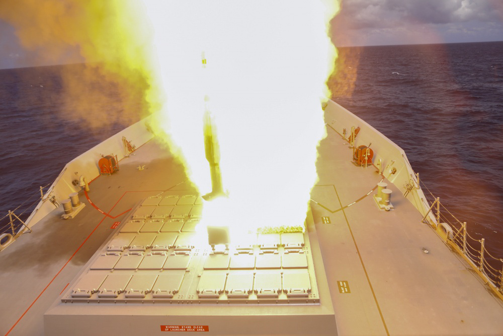 eMagazine: Trung Quốc phóng tên lửa trên biển Đông, Mỹ đáp trả mạnh mẽ - Ảnh 12.