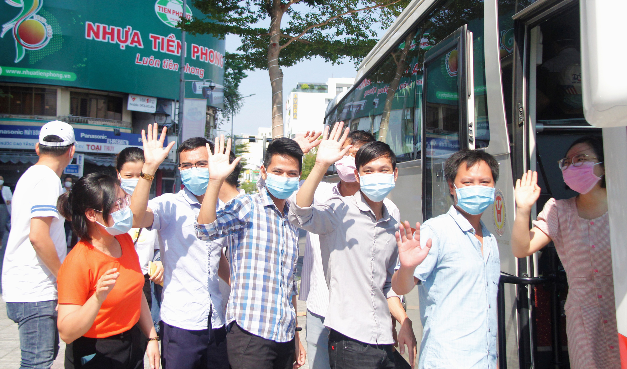 Đoàn y, bác sĩ Bình Định, Huế, tạm biệt Đà Nẵng sau những ngày sát cánh chống dịch - Ảnh 2.