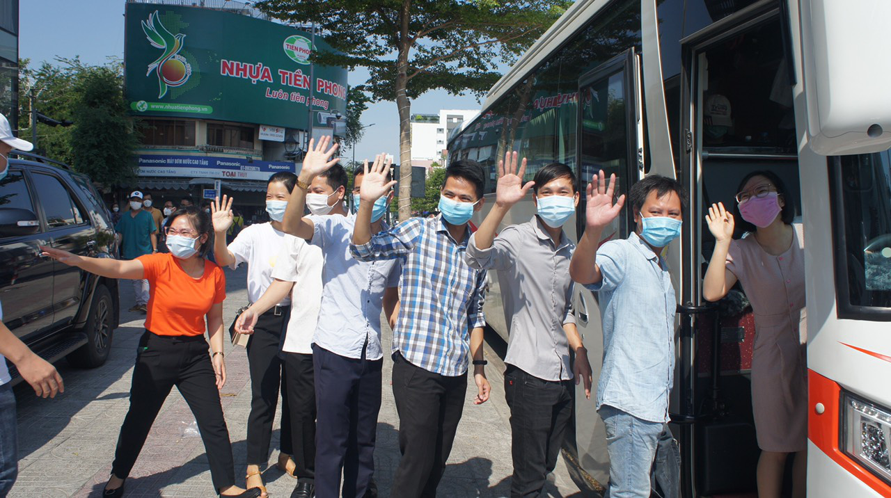 Đoàn y, bác sĩ Bình Định, Huế, tạm biệt Đà Nẵng sau những ngày sát cánh chống dịch - Ảnh 4.