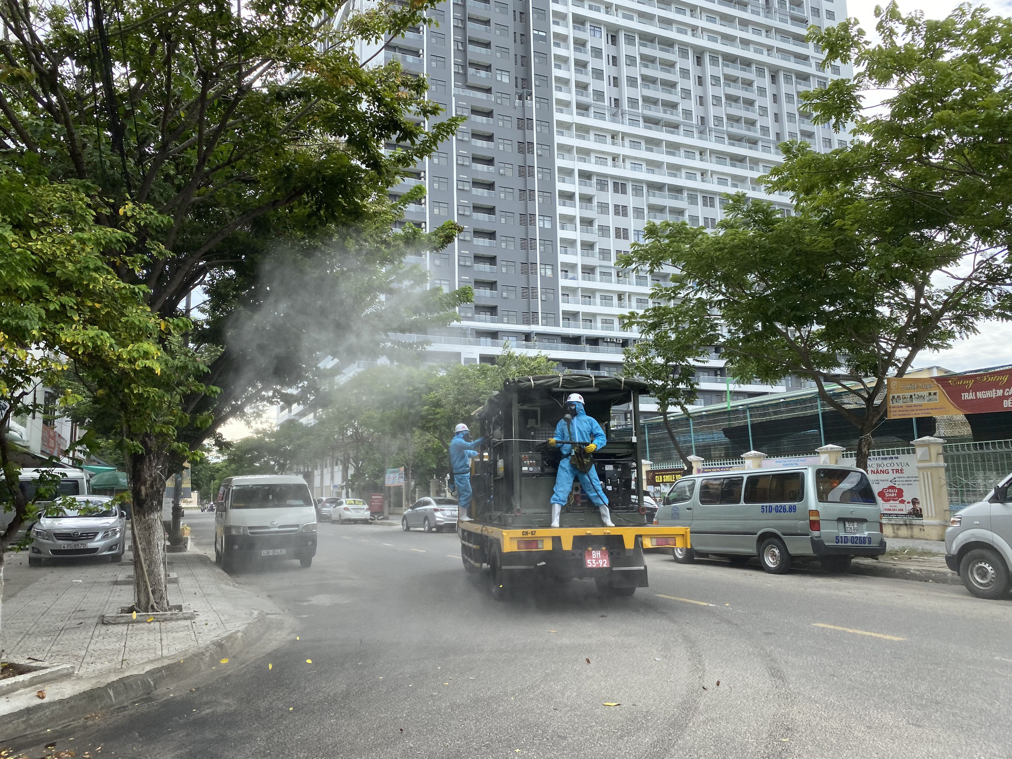 Cận cảnh Binh chủng hóa học phun khử khuẩn toàn quận Sơn Trà - Đà Nẵng - Ảnh 11.