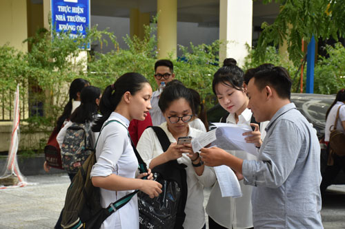 Đua tuyển sinh đại học bằng chiêu trò - Ảnh 1.