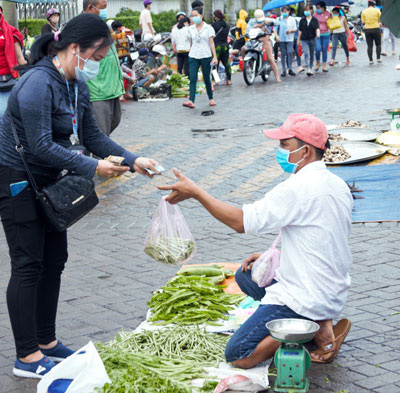 Công nhân thắt lưng buộc bụng - Ảnh 1.