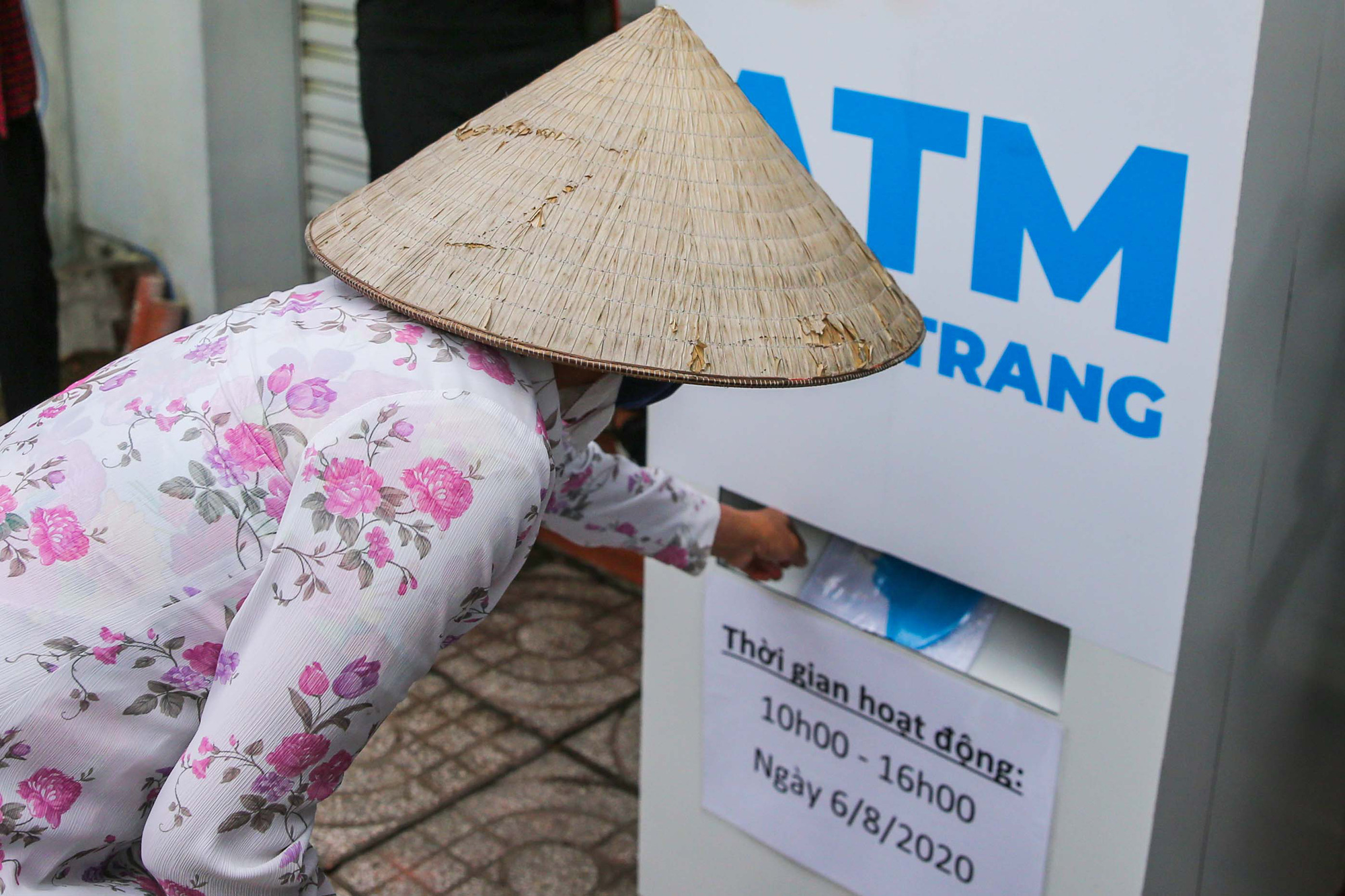 “ATM khẩu trang” miễn phí đầu tiên ở TP HCM vừa hoạt động - Ảnh 1.