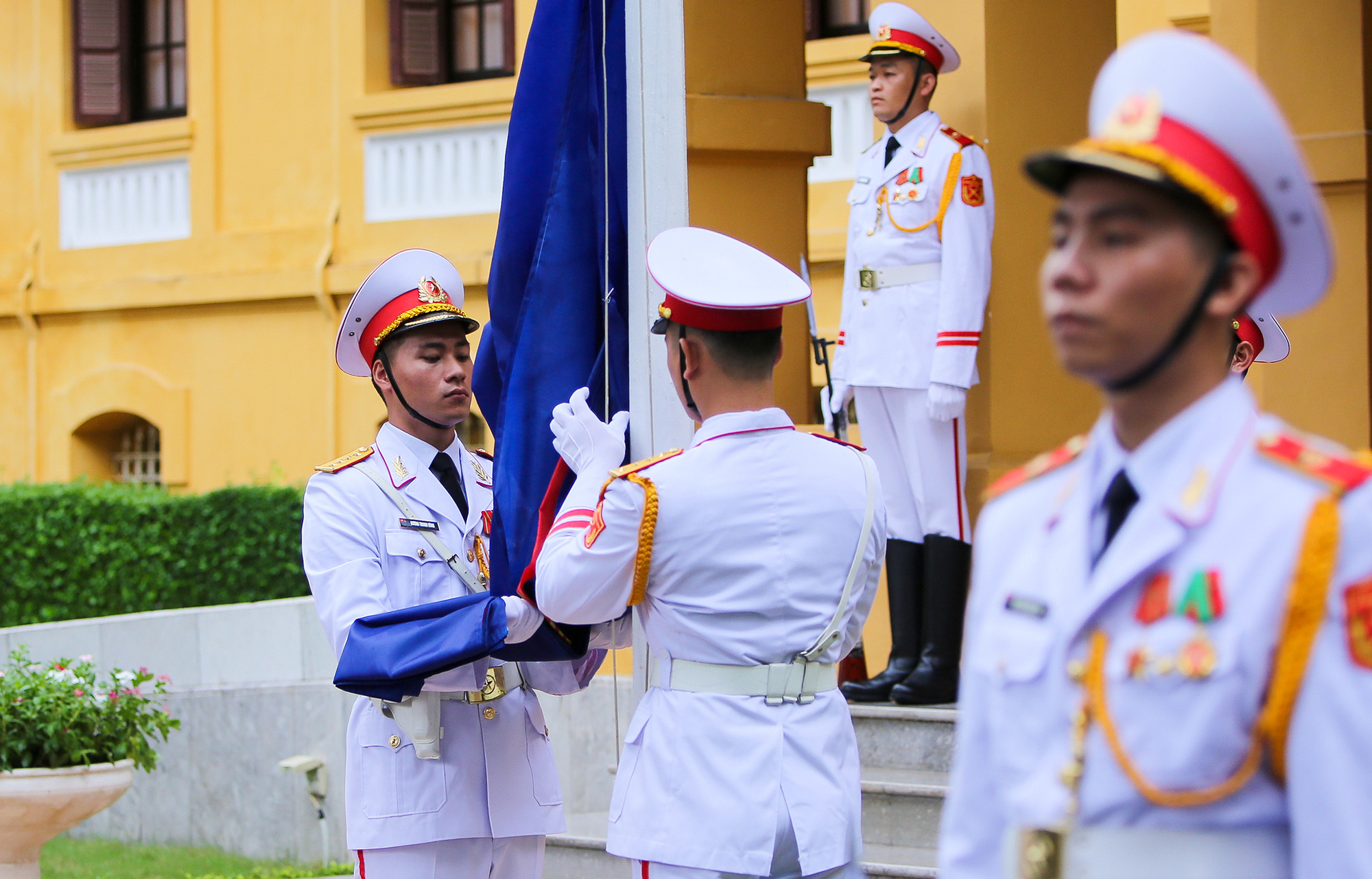 Cận cảnh Lễ thượng cờ ASEAN 2020 tại Hà Nội - Ảnh 4.