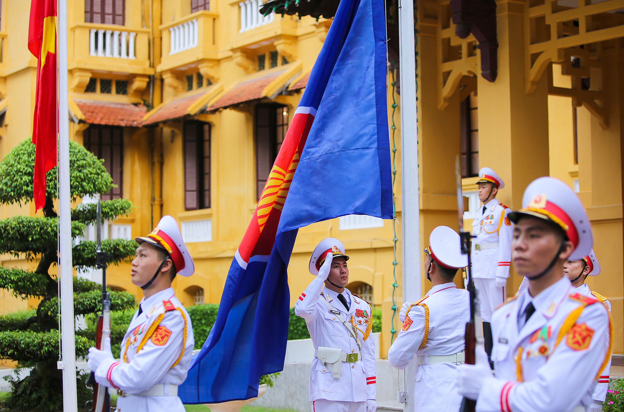 Cận cảnh Lễ thượng cờ ASEAN 2020 tại Hà Nội - Ảnh 1.