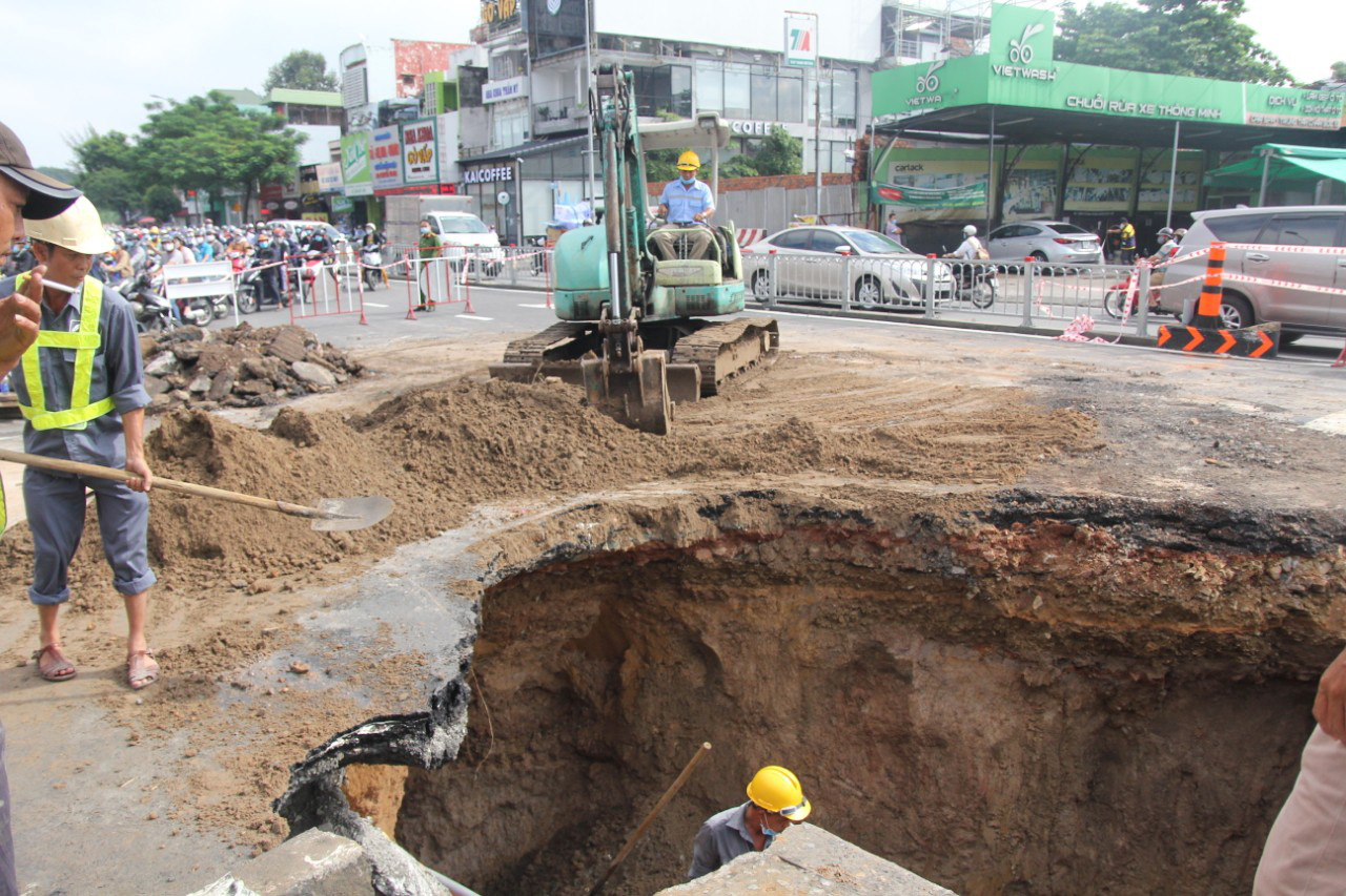 Dưới hố sâu vừa xuất hiện ở góc Phan Văn Trị - Nguyễn Oanh, có gì? - Ảnh 3.