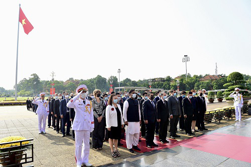 Lãnh đạo Đảng, Nhà nước vào Lăng viếng Chủ tịch Hồ Chí Minh - Ảnh 6.