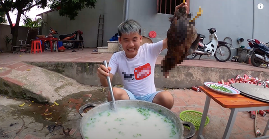 Con trai bà Tân Vlog bị phạt 7,5 triệu đồng vì đăng video nấu cháo gà nguyên lông gây phẫn nộ - Ảnh 1.