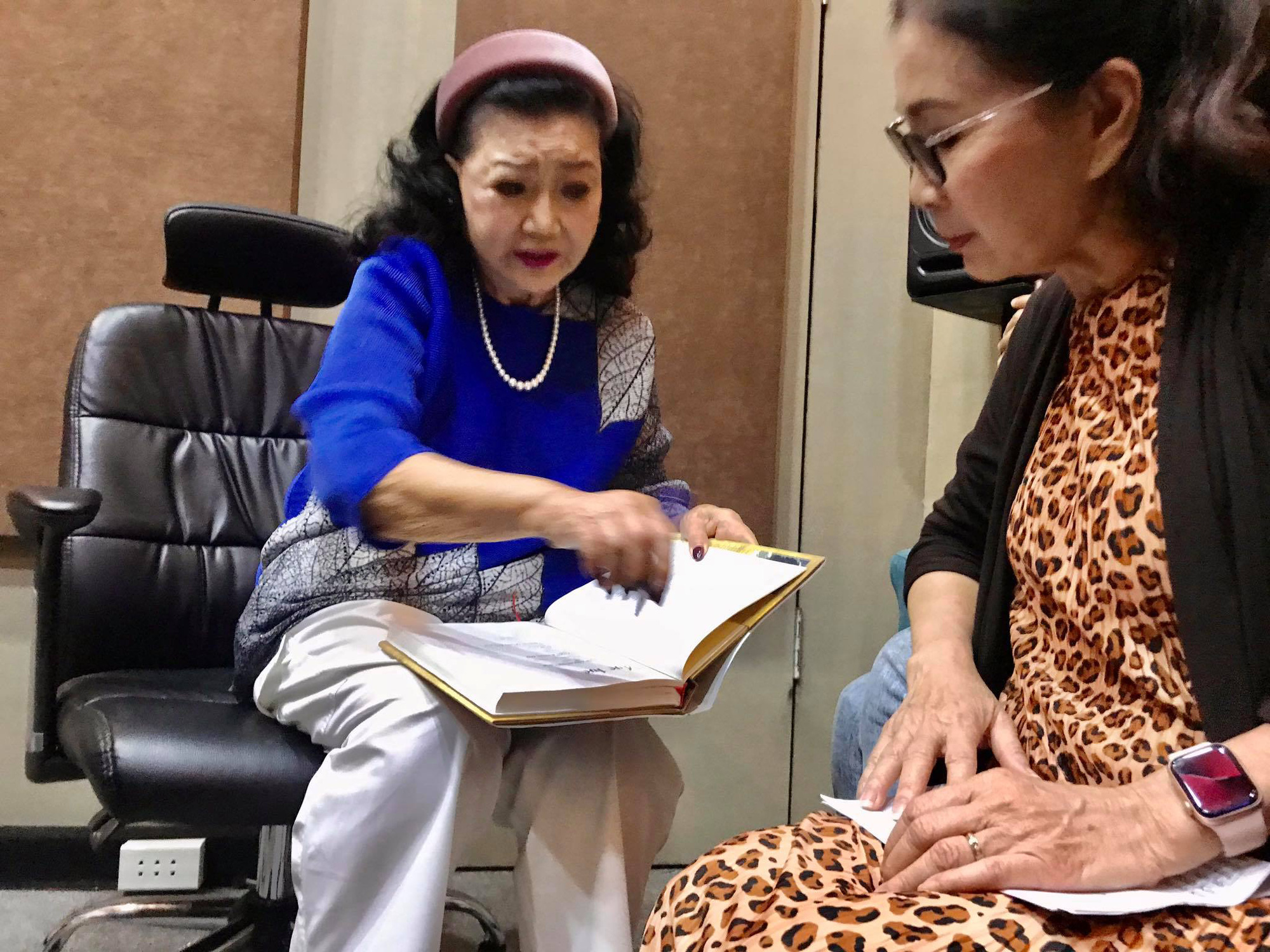 Thâm nhập hậu trường thu âm hồi ký Kỳ nữ Kim Cương cùng 3 nghệ sĩ - Ảnh 5. Thâm nhập hậu trường thu âm hồi ký Kỳ nữ Kim Cương cùng 3 nghệ sĩ - Ảnh 5.