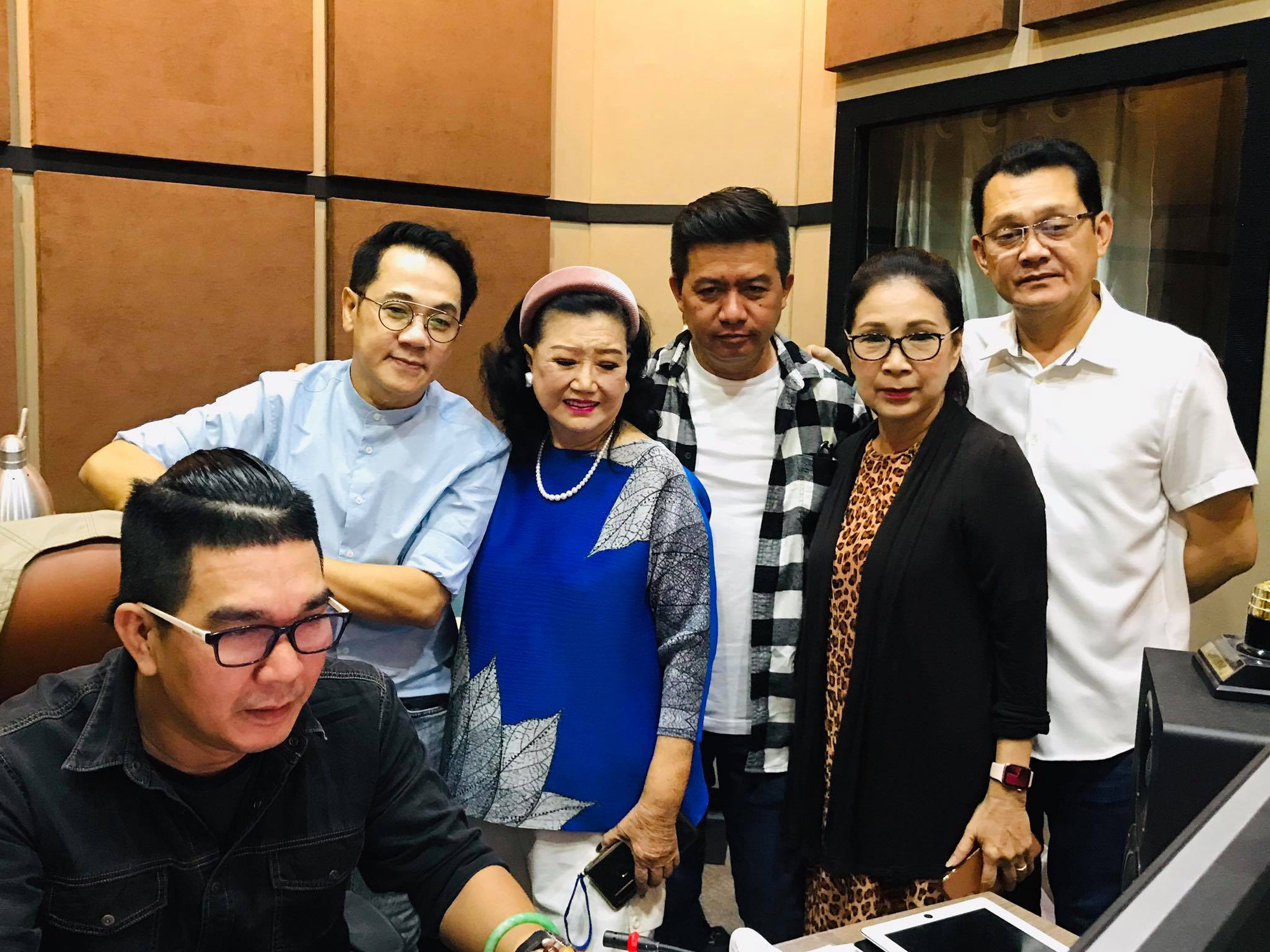 Thâm nhập hậu trường thu âm hồi ký Kỳ nữ Kim Cương cùng 3 nghệ sĩ - Ảnh 1. Thâm nhập hậu trường thu âm hồi ký Kỳ nữ Kim Cương cùng 3 nghệ sĩ - Ảnh 1.