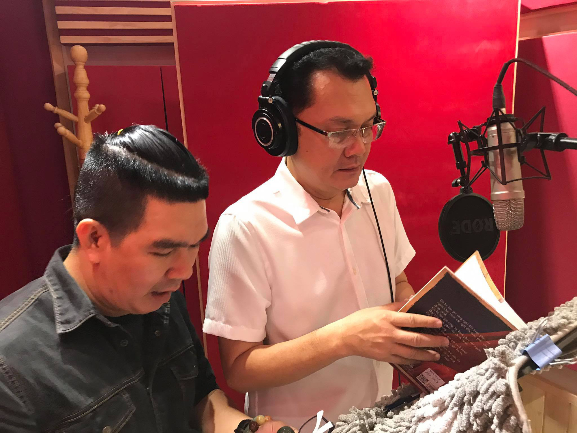 Thâm nhập hậu trường thu âm hồi ký Kỳ nữ Kim Cương cùng 3 nghệ sĩ - Ảnh 6. Thâm nhập hậu trường thu âm hồi ký Kỳ nữ Kim Cương cùng 3 nghệ sĩ - Ảnh 6.