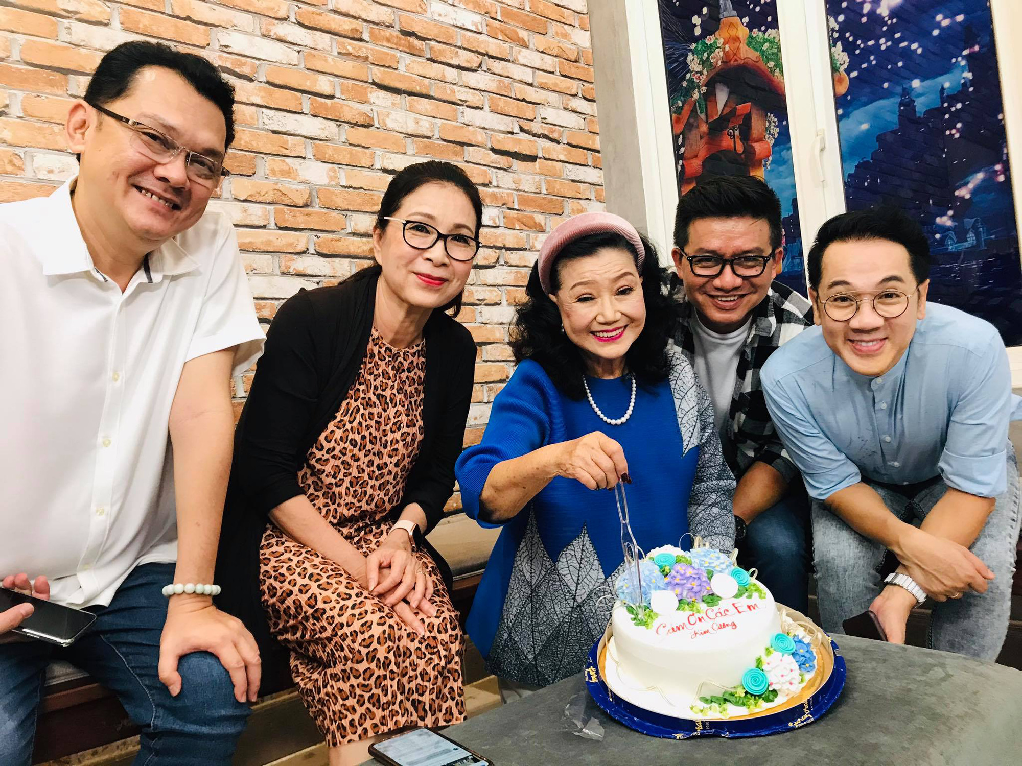 Thâm nhập hậu trường thu âm hồi ký Kỳ nữ Kim Cương cùng 3 nghệ sĩ - Ảnh 7. Thâm nhập hậu trường thu âm hồi ký Kỳ nữ Kim Cương cùng 3 nghệ sĩ - Ảnh 7.