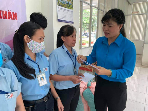 Hỗ trợ 920 đoàn viên bị ảnh hưởng dịch Covid-19 - Ảnh 1. Hỗ trợ 920 đoàn viên bị ảnh hưởng dịch Covid-19 - Ảnh 1.