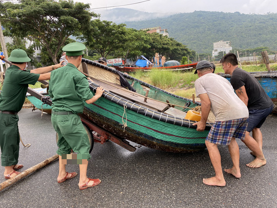 Miền Trung: Người dân hối hả chạy đua chống bão số 5 - Ảnh 2.