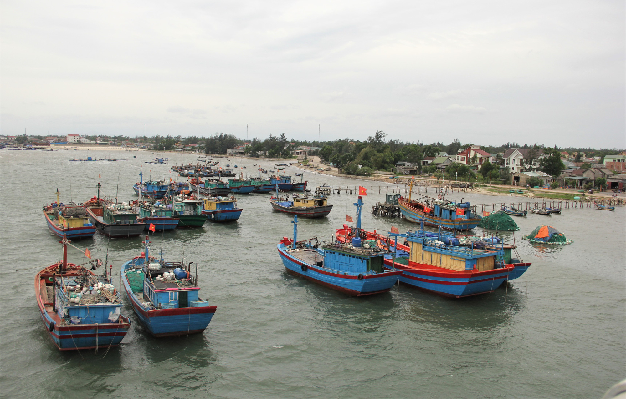 Miền Trung: Người dân hối hả chạy đua chống bão số 5 - Ảnh 20.