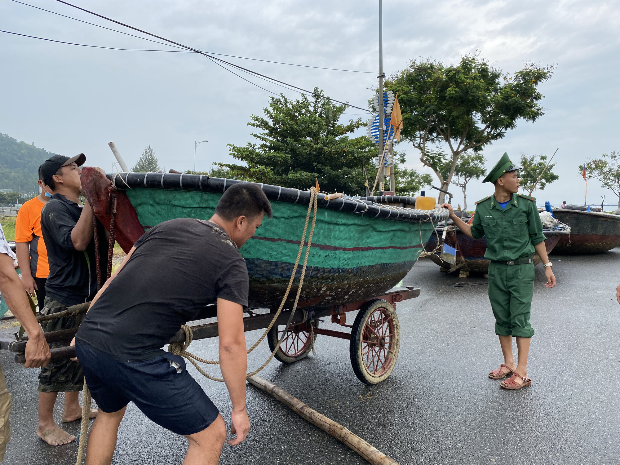 Miền Trung: Người dân hối hả chạy đua chống bão số 5 - Ảnh 8.