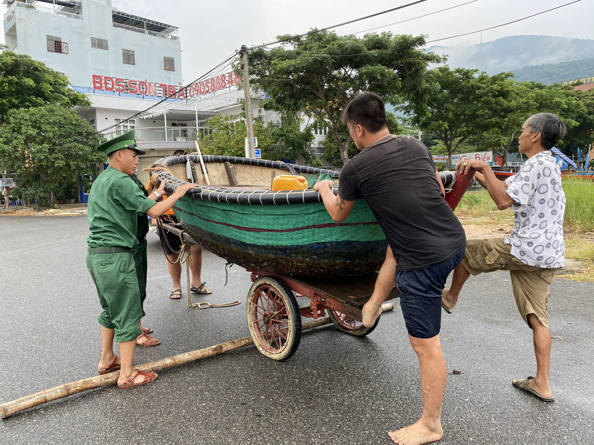 Miền Trung: Người dân hối hả chạy đua chống bão số 5 - Ảnh 7.