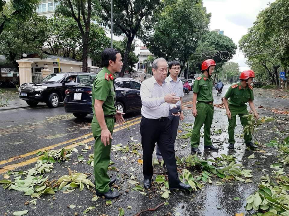 Nhà tốc mái, cây xanh, trạm điện gãy sập vì bão số 5 - Ảnh 1.